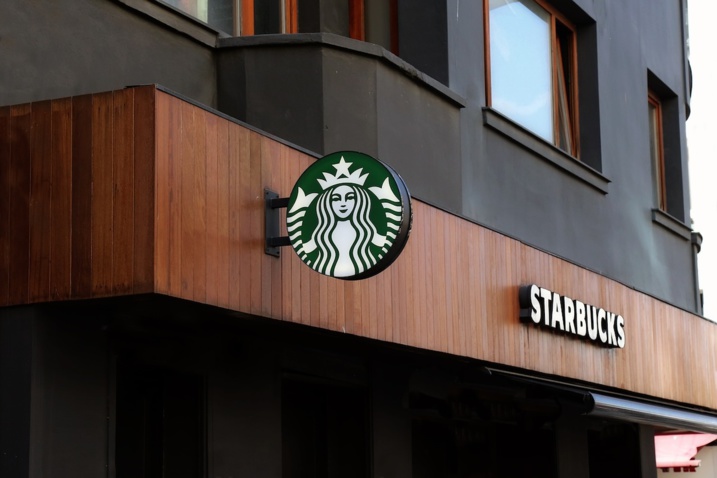 Nouveau PDG pour Starbucks, son action monte en flèche