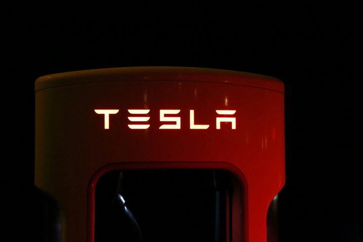 Superchargeurs : Tesla accusée de promotion trompeuse par ses clients